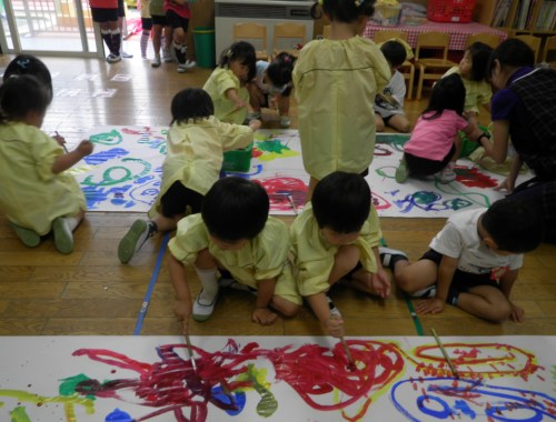 将来偉大な芸術家？年少組絵の具遊び